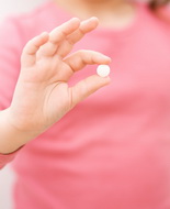 pillola bianca in mano di donna